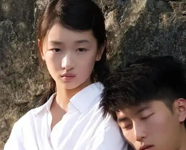 从清纯邻家女孩到现在的三金影后周冬雨一路走来的依靠是什么