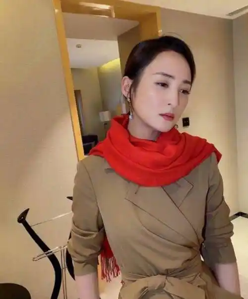 蒋勤勤颜值真高!穿驼色风衣系红围巾,44岁皮肤堪比嫩豆腐!_白色_一身_
