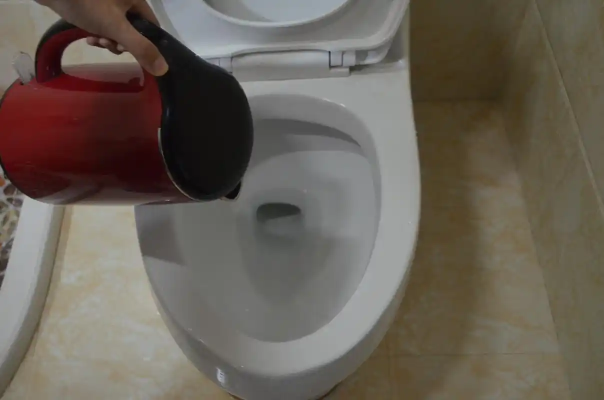 住酒店时为什么先烧壶水倒在马桶里酒店人员有经验的都明白