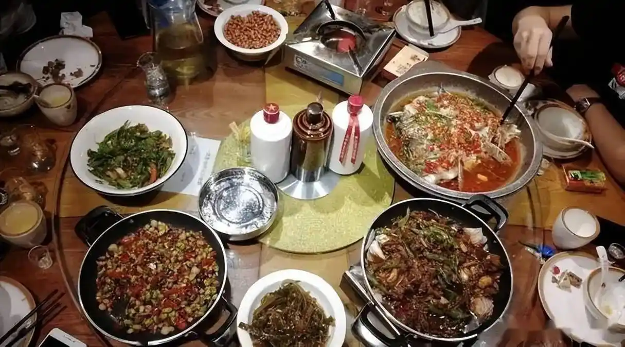 酒桌应酬想要醉的慢喝酒时牢记5个小妙招让你多喝二两半