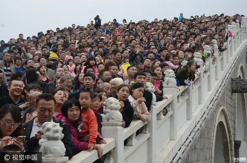 河南清明上河园游客爆棚远望尽是人头
