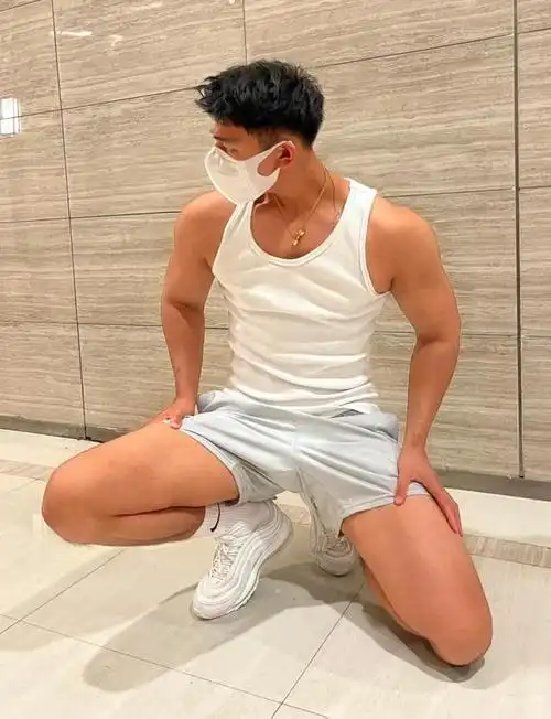 身高184cm,体重75公斤,健美结实的身材,阳刚有气质更显酷帅!