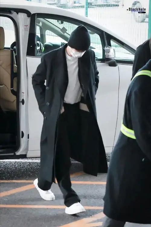 王俊凯牛仔套装机场路透