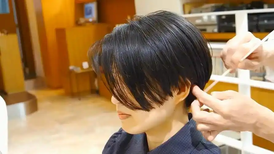 不烫不染很英俊的短发三七分发型,越来越多女生都喜欢这样剪