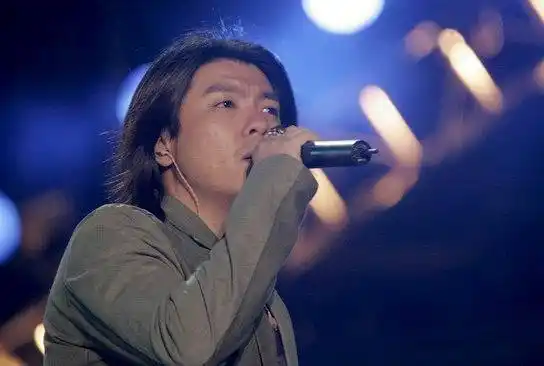 图文:阿杜风中深情演唱长发随风飘扬(3)