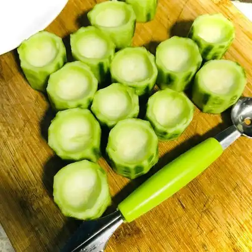 第4步,丝瓜去皮切均匀小段,挖空一小截,不要挖穿.
