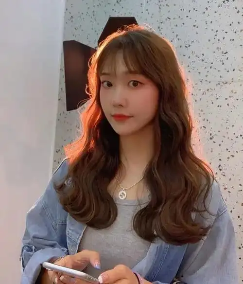 试试这款"木马卷"发型,慵懒时髦还显发量!