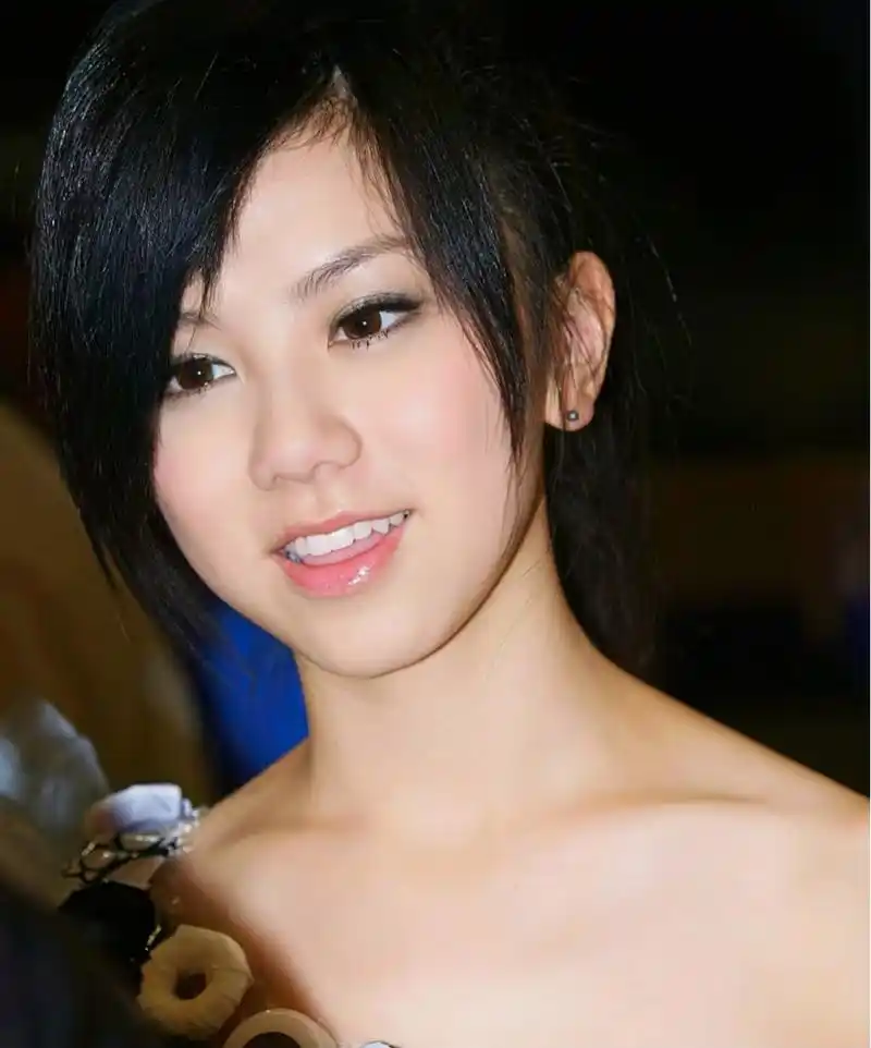 出道初期的邓紫棋[微笑]