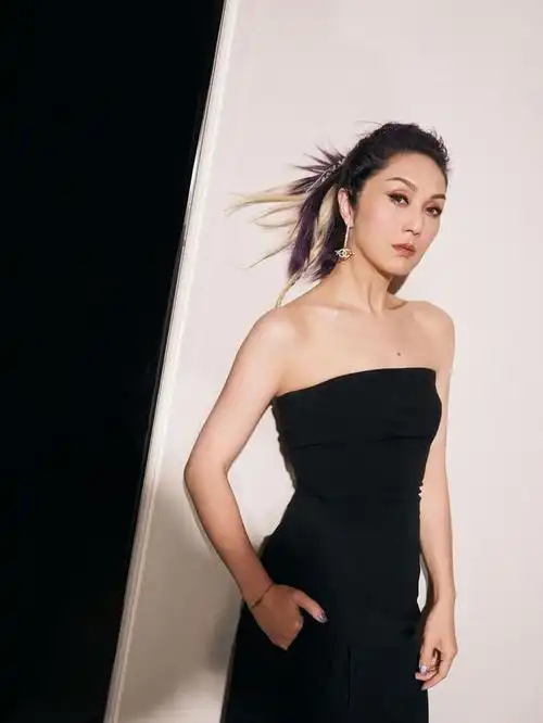 杨千嬅最新舞台彩色挑染造型也太美啦