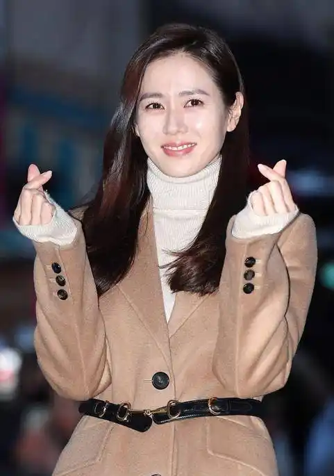 原创孙艺珍出席晚宴真是美翻了驼色大衣加腰带尽显好身材气质爆表