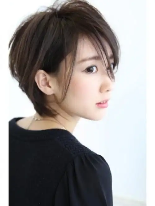 首页 玩发型 短头发 碎发多选对短发不会显毛躁 少女风情的女生短发