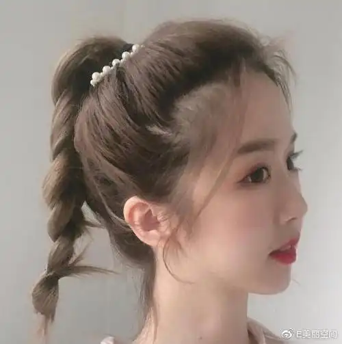 一款韩系少女风,把高马尾扎成一组麻花辫,也是一种小清新