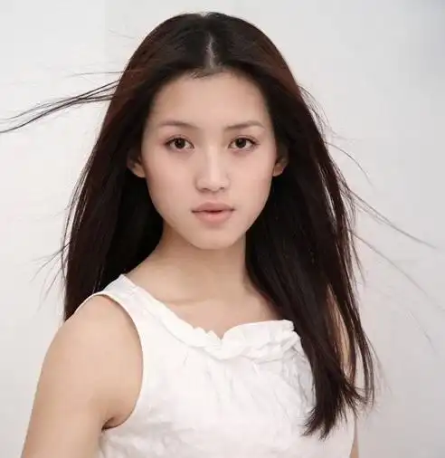 苏青就是杜鹃,任谁能不喜欢给人一种弱不禁风的样子,不过最近有了新