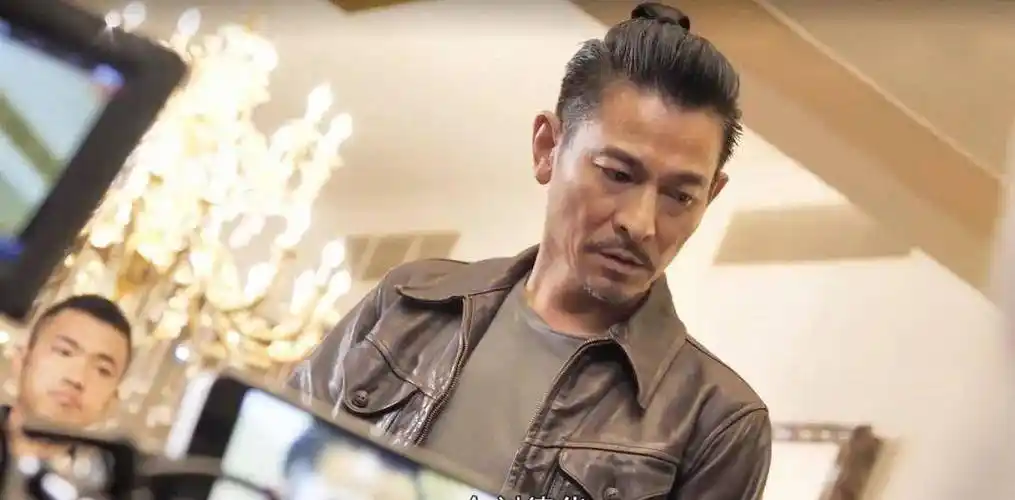 皮衣天王刘德华:从《赌神》到《莫斯科行动》,穿了30多年皮衣