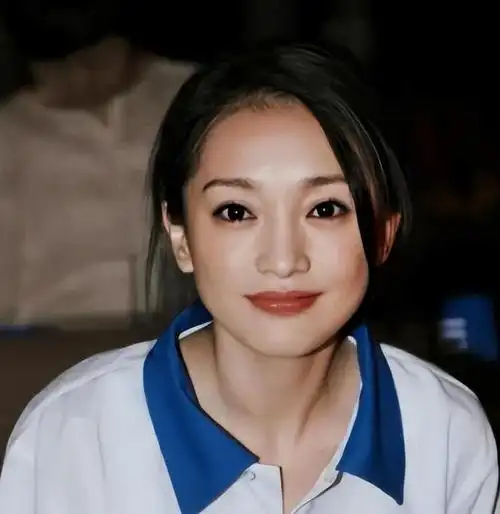 小时候的周迅眉目灵动,是学校里公认的小美女.