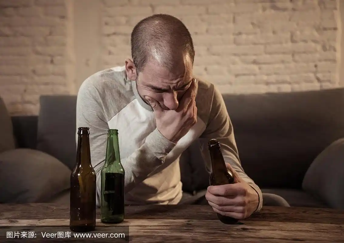 人与酗酒,上瘾和男人抑郁的概念.戏剧性的光线