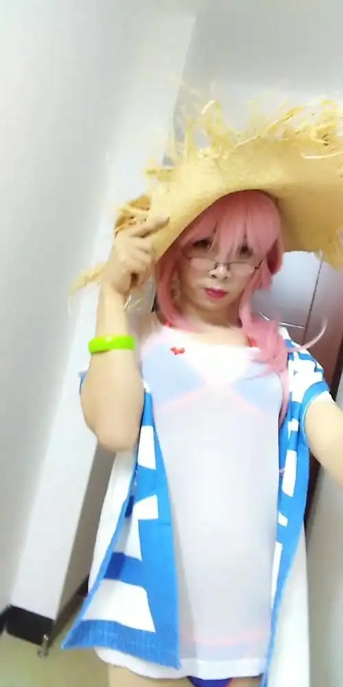 女装大佬第一次穿女性泳装是什么感觉呢?