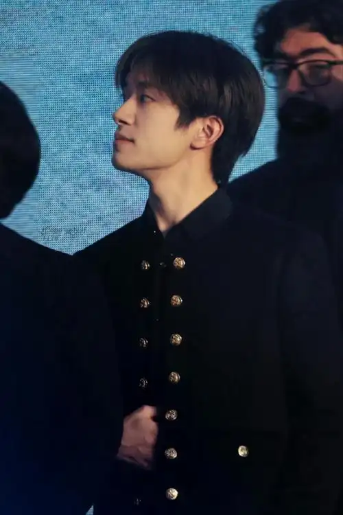 四和四的喉结  @tfboys-易烊千玺  我啃啃啃  #易烊千玺电影小小的我