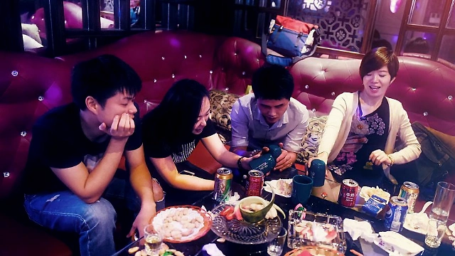 ktv同学聚会18岁以下别看