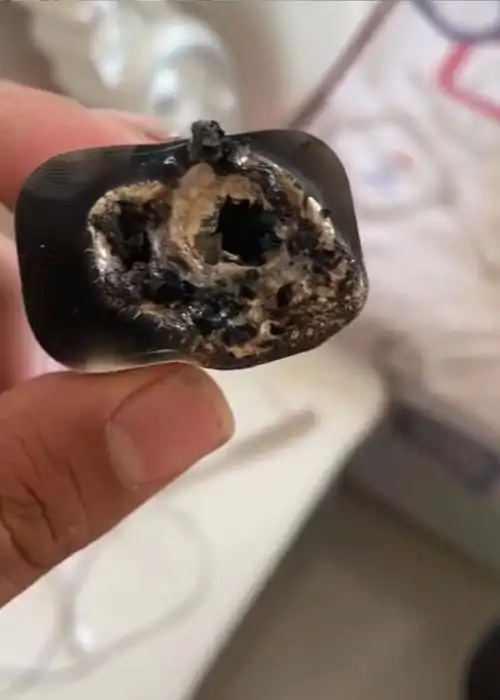 充电器凌晨着火爆炸烧黑墙壁:充电器是在小店里买的,幸亏没炸到人-度