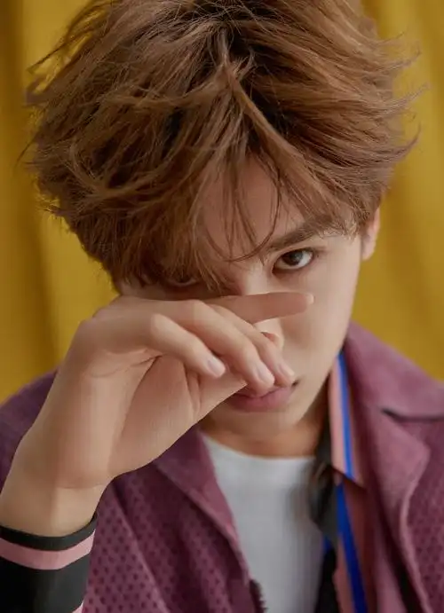 黄明昊帅气时尚写真图片