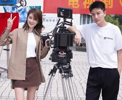 贾乃亮乔欣拍新戏被围观,贾乃亮穿休闲装挺拔帅气,乔欣落落大方