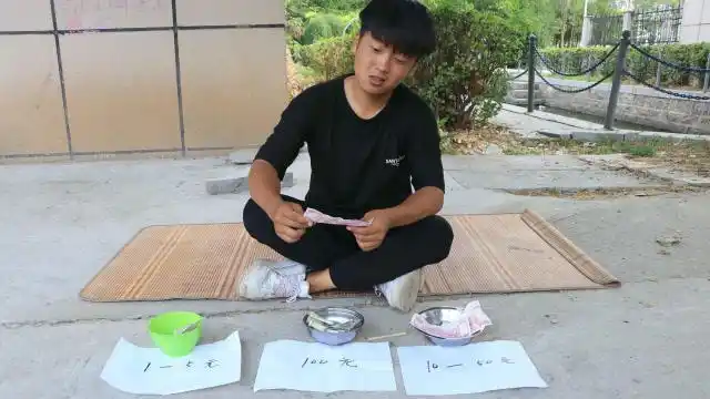 乞丐路边乞讨摆3个碗,没想一会儿功夫讨了好几百,啥情况?