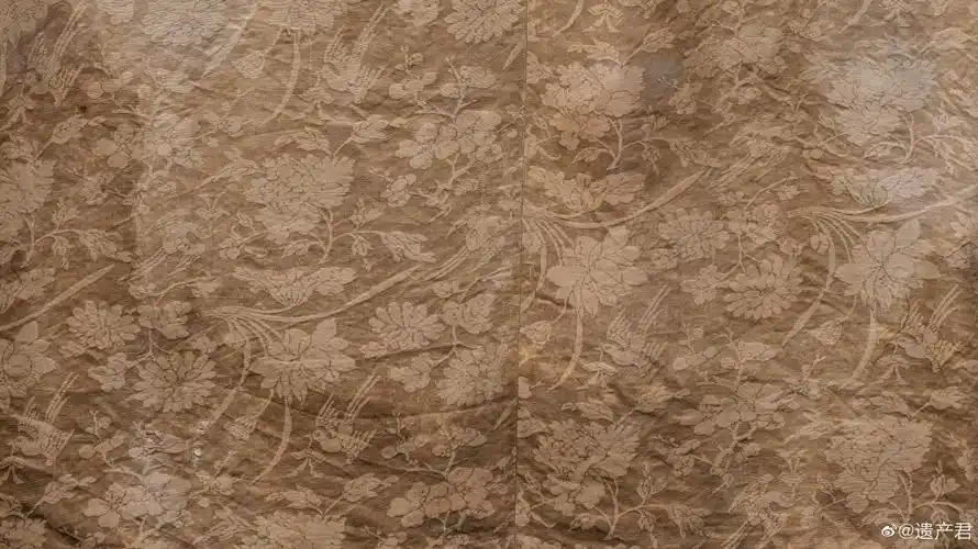 杭州中国丝绸博物馆明代折枝花鸟暗花缎广绣袍