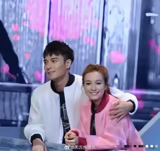 吴昕和她男朋友郑凯其实挺像的,特别是鼻子,感觉就是一个模子刻出来的