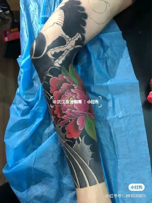 牡丹花腿老传统纹身