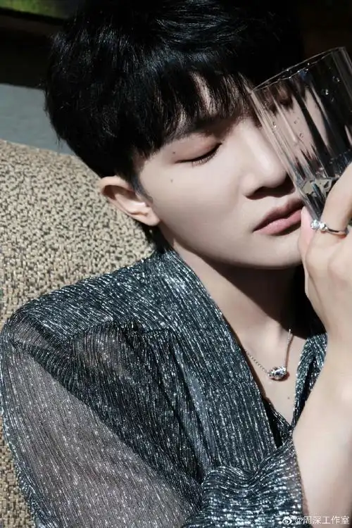 周深图片周深腹肌周深腹肌照周深露肩照周深腹肌图片高清周深全身照片