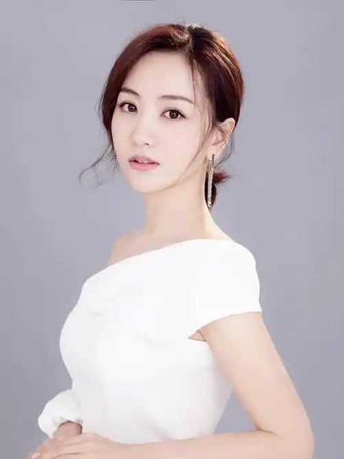 杨蓉甜美迷人