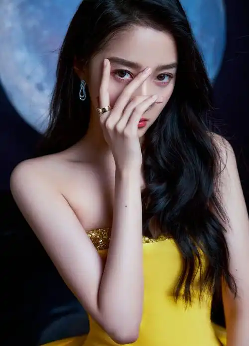 关晓彤明黄露背拖尾长裙#@关晓彤即将亮相2020@微博之夜,明黄拖尾