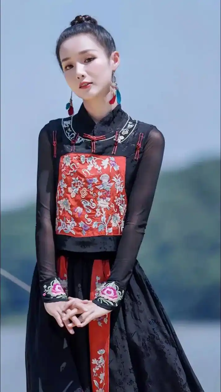 这件国风马甲真的太好看了,立领设计显得气质高雅,复古刺绣和盘扣细节