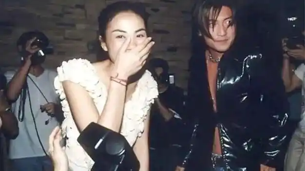 2001年,谢霆锋同张柏芝传出绯闻.2004年7月,王菲与李亚鹏的恋情传出.