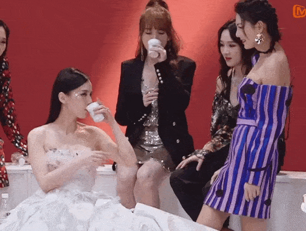 不仅造型像公主,黄圣依在节目里举手投足也公主范儿十足: 孟佳端