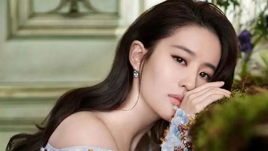 有种胖叫刘亦菲,腰间露出白花花的肥肉,网友:女人嫌弃男人最爱