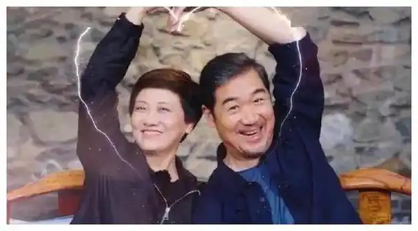 张国立登山遭路人拍下惊险瞬间发际线惊现大秃块