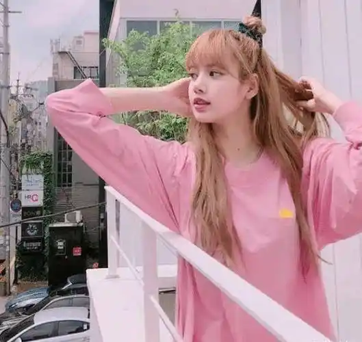 lisa摆脱"铁刘海",露额头美出新高度,难怪蔡徐坤特别照顾她_时候_齐