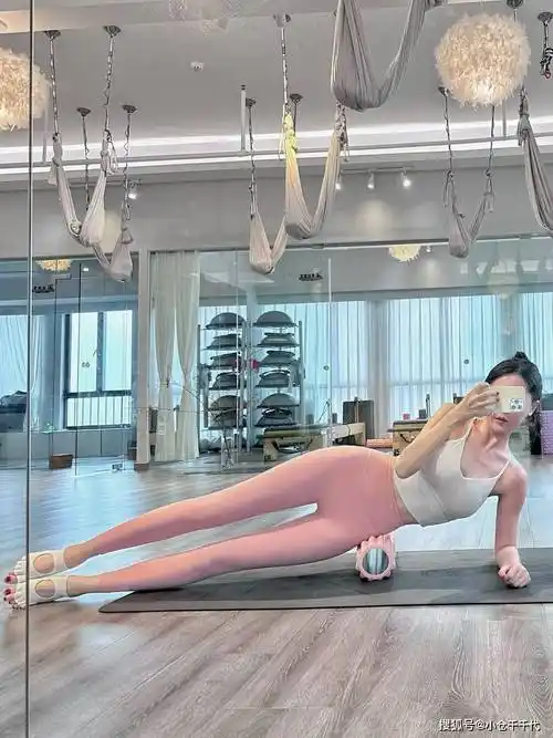 女神壁纸 | 用完美身材来激励自己减肥,瑜伽动作