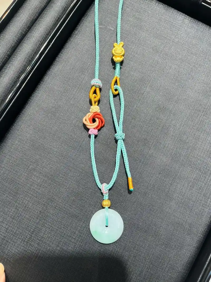 周大福翡翠平安扣编绳.翡翠平安扣,象征一帆风顺, 平安扣整体 - 抖音