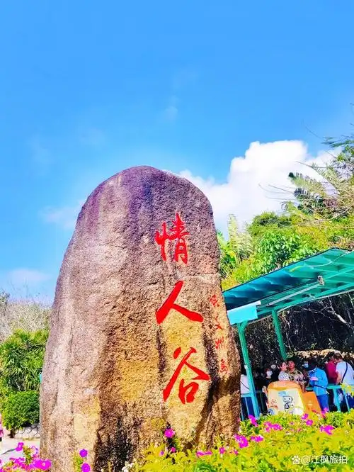 蜈支洲岛风景秀丽,是人间的世外桃源,还有半潜观光船,海上摩托艇,海上