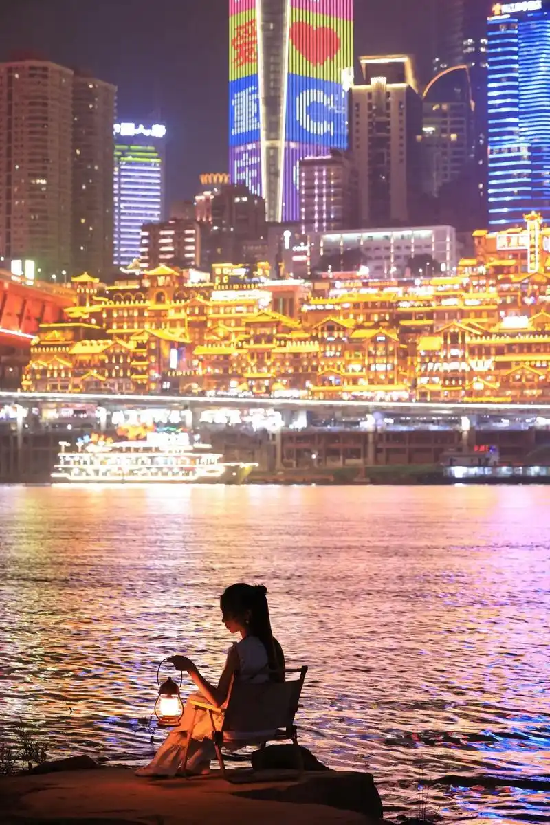 94: 是一次很奇妙的旅程,一个人出去拍完照,有人在路边问"去解放碑