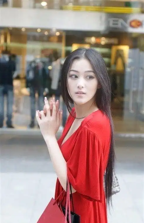 张馨予早年街头特写,一身红衣脸色苍白是不是妆花了