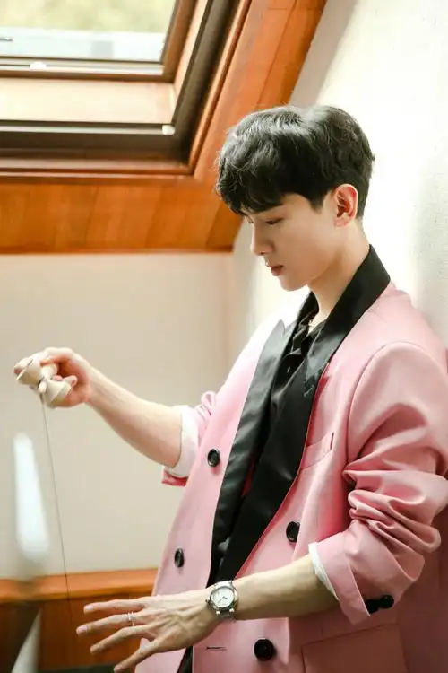 白敬亭范思哲全球香水代言人##白敬亭桑延