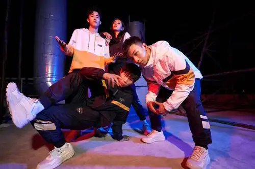 众所周知,街舞运动特别是breaking有许多的高难度的动作,运动员会极易