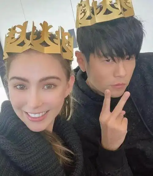 周杰伦45岁生日昆凌晒全家福庆祝,一双儿女露面都像妈妈颜值高