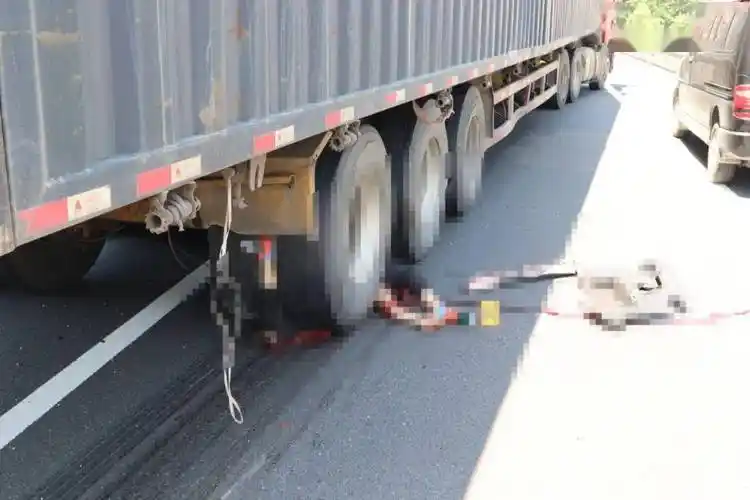 慎点!青田车祸,极其惨烈,一人当场死亡