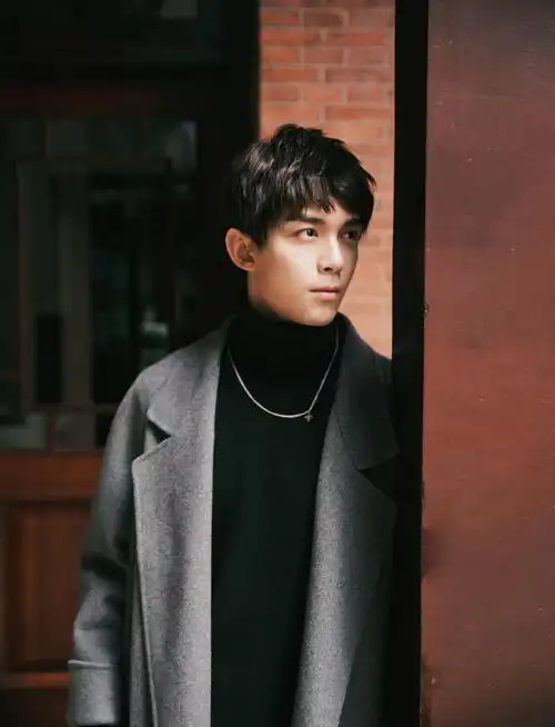 2020-10-16 10:47 吴磊今日活动造型公开,一套深灰色超长大衣内搭