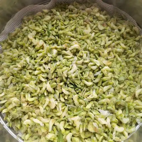 油泼蒸槐花,做法简单,松散咸香